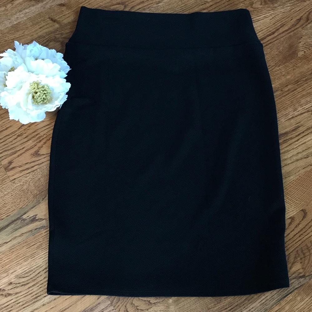 SOLID BLACK Lularoe Cassie Large